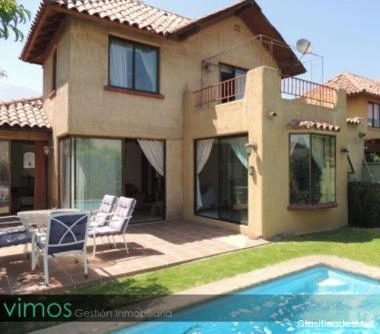 AMPLIA Y LUMINOSA CASA EN EXCLUSIVO CONDOMINIO DE PEÑALOLEN