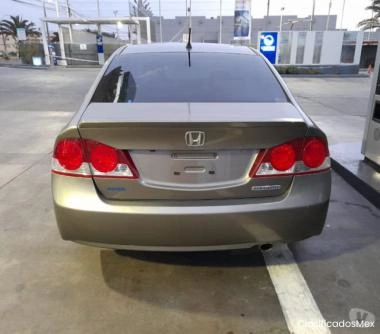 Elegante automóvil hibrido 2007