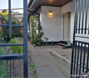 Casa 3 dormitorios, 2 baños, Bosca, cocina amoblada.