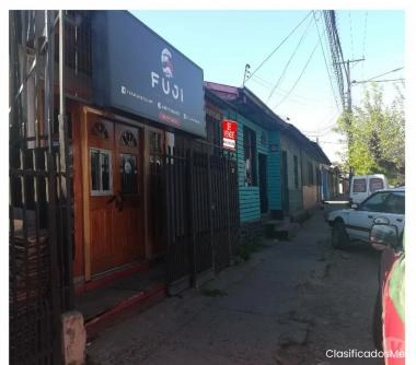 Casa con 2 locales comerciales Restaurant y Sushi