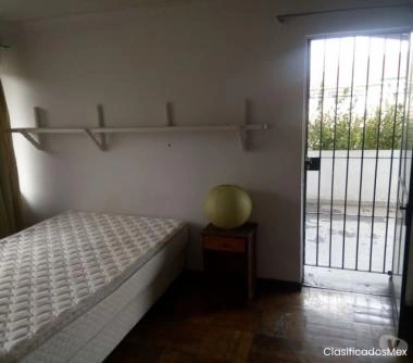 Pieza amplia muy iluminada