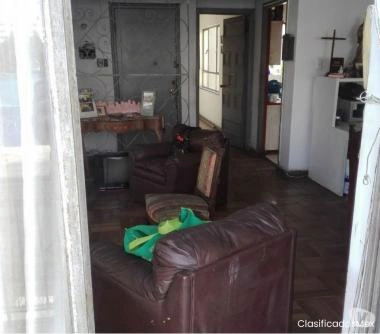 Se vende propiedad con aptitud comercial en Av Pocuro