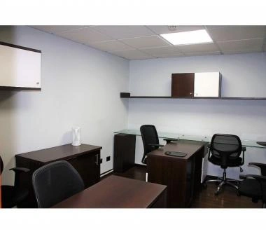 VENDEMOS Oficina con varias dependencias amoblada